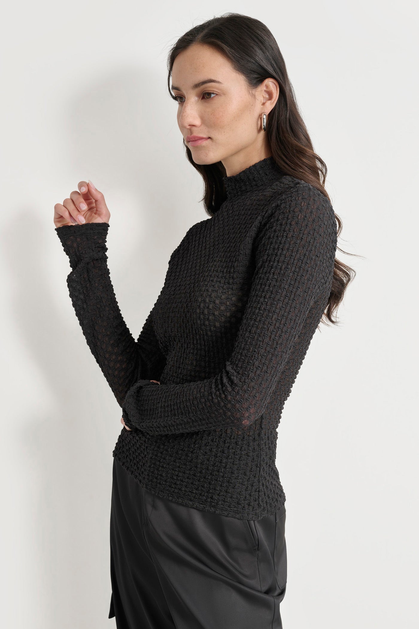 PEBBLE LACE TURTLENECK