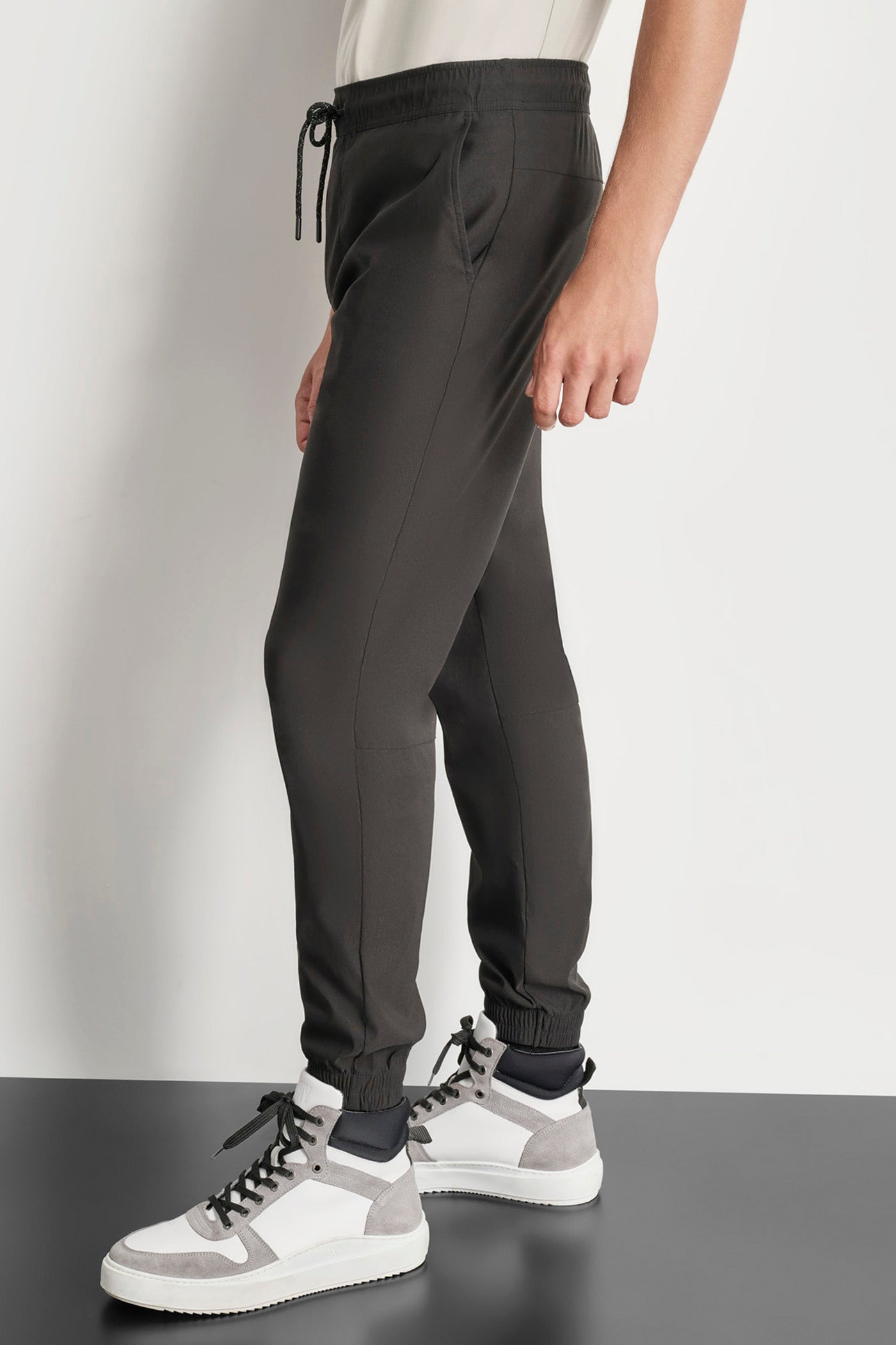 ESSENTIAL TECH JOGGER