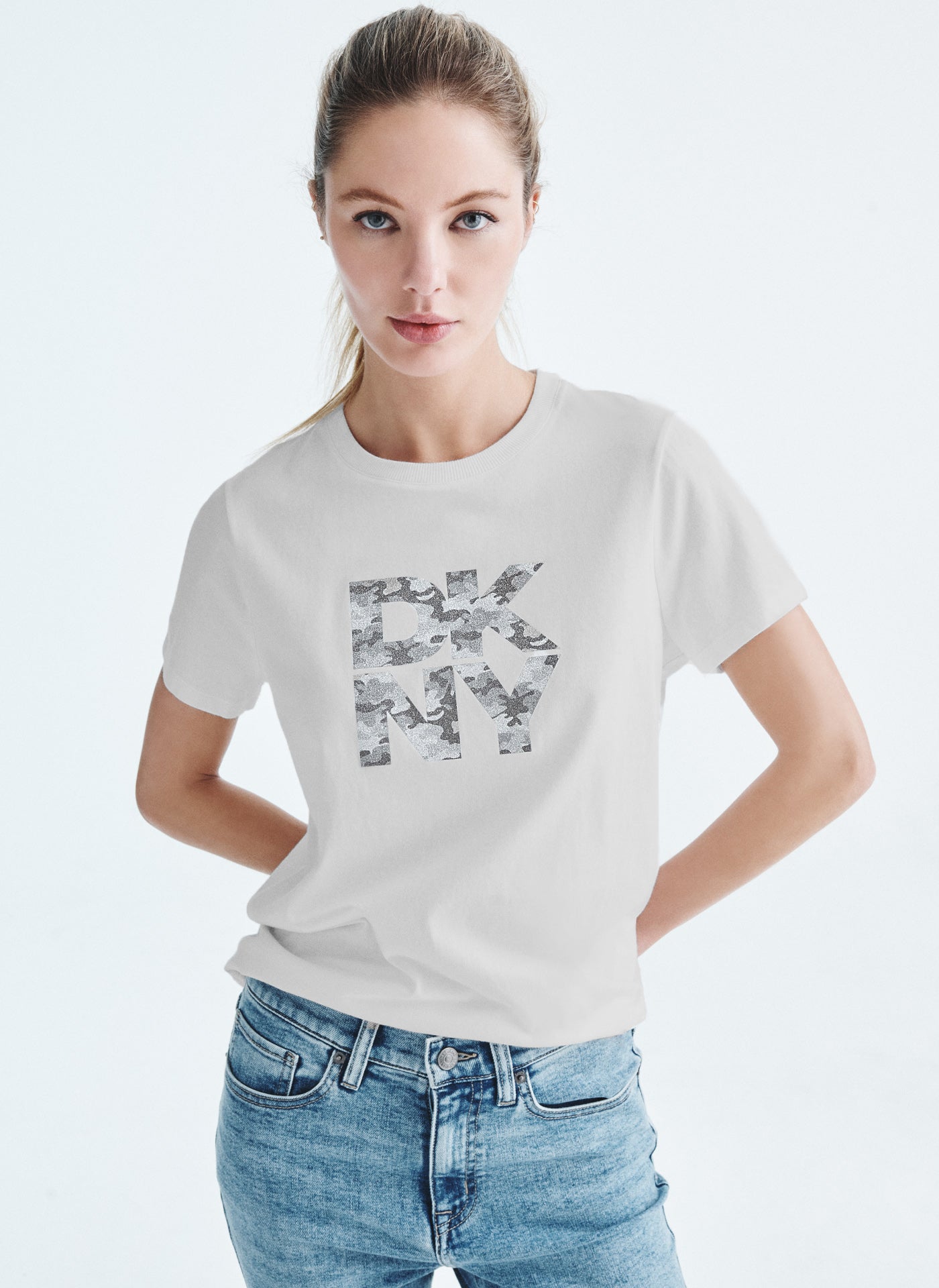 STACKED CAMO SPARKLE LOGO TEE DKNY